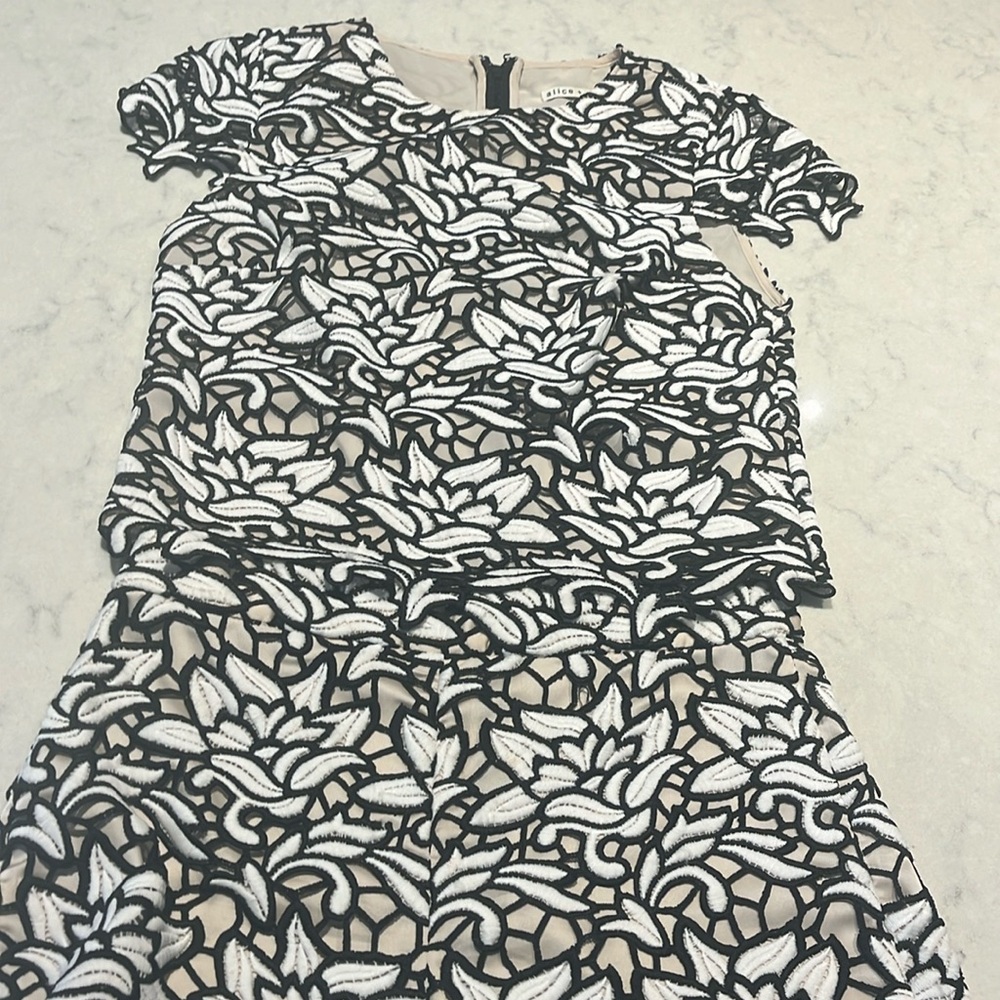 Beautiful Alice and Olivia matching lace set size 2. Good condition no flaws